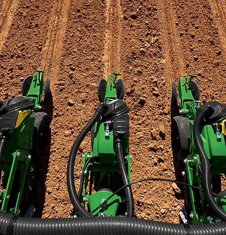 Plantning og såning i en mark med en John Deere 1700-serie plantemaskine