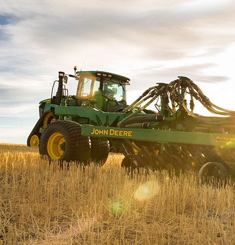 Traktor og sprøjte i marken.