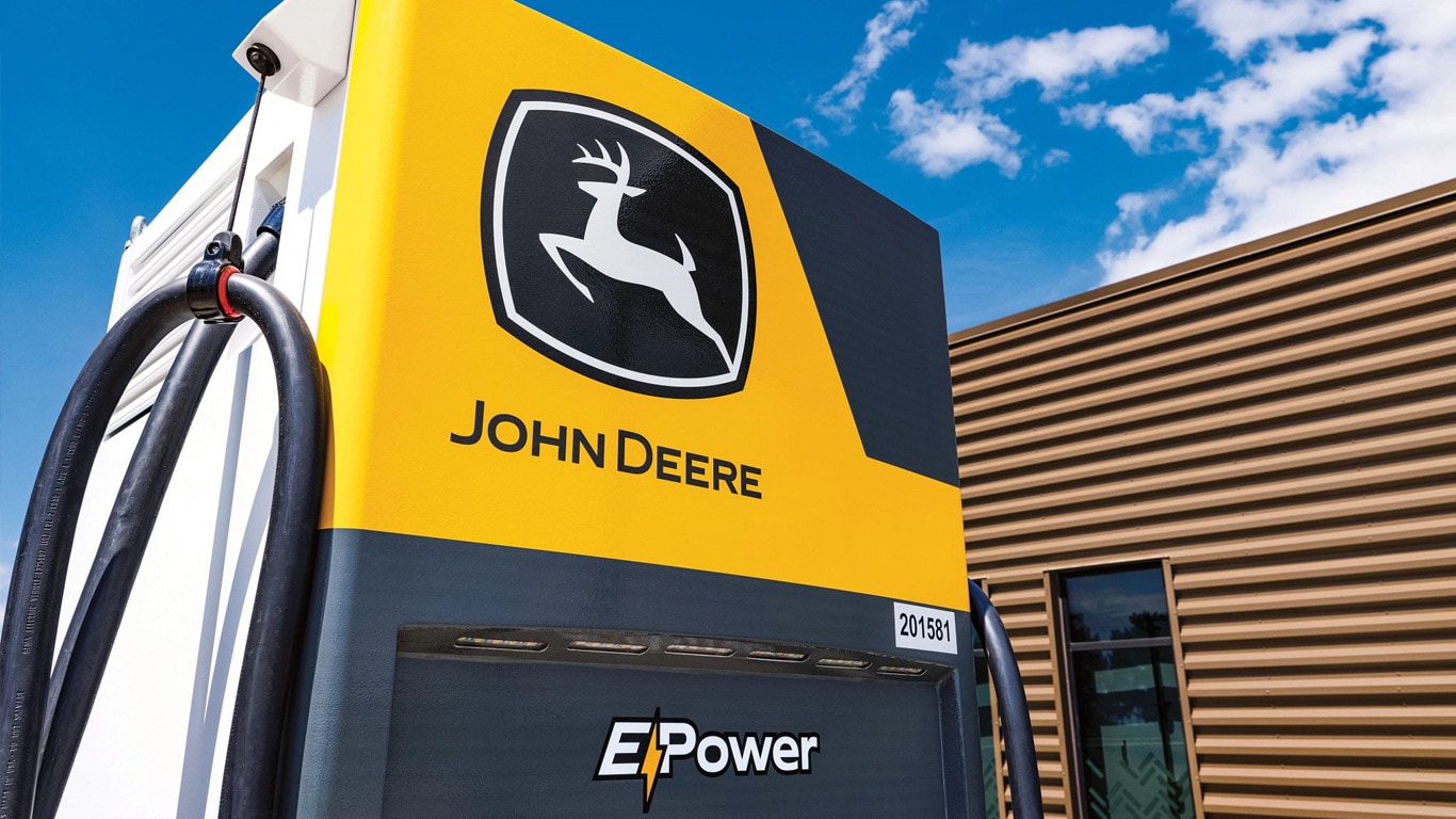 Nærbillede af en John Deere E-Power-opladningsstation