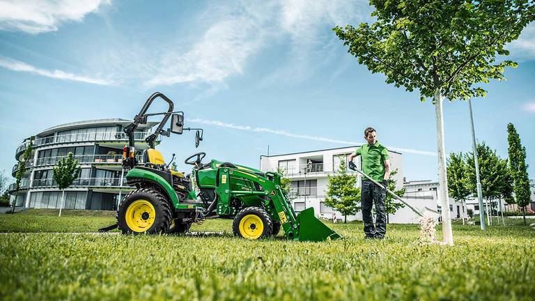 Kompakttraktor med 120R frontl&aelig;sser