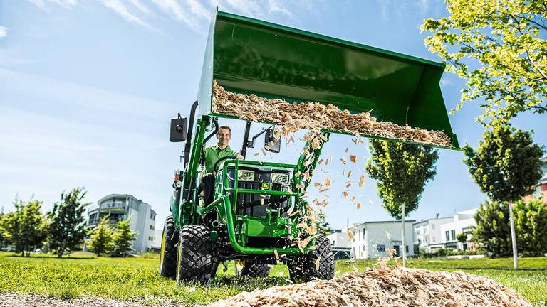 Kompakttraktor med 120R frontl&aelig;sser