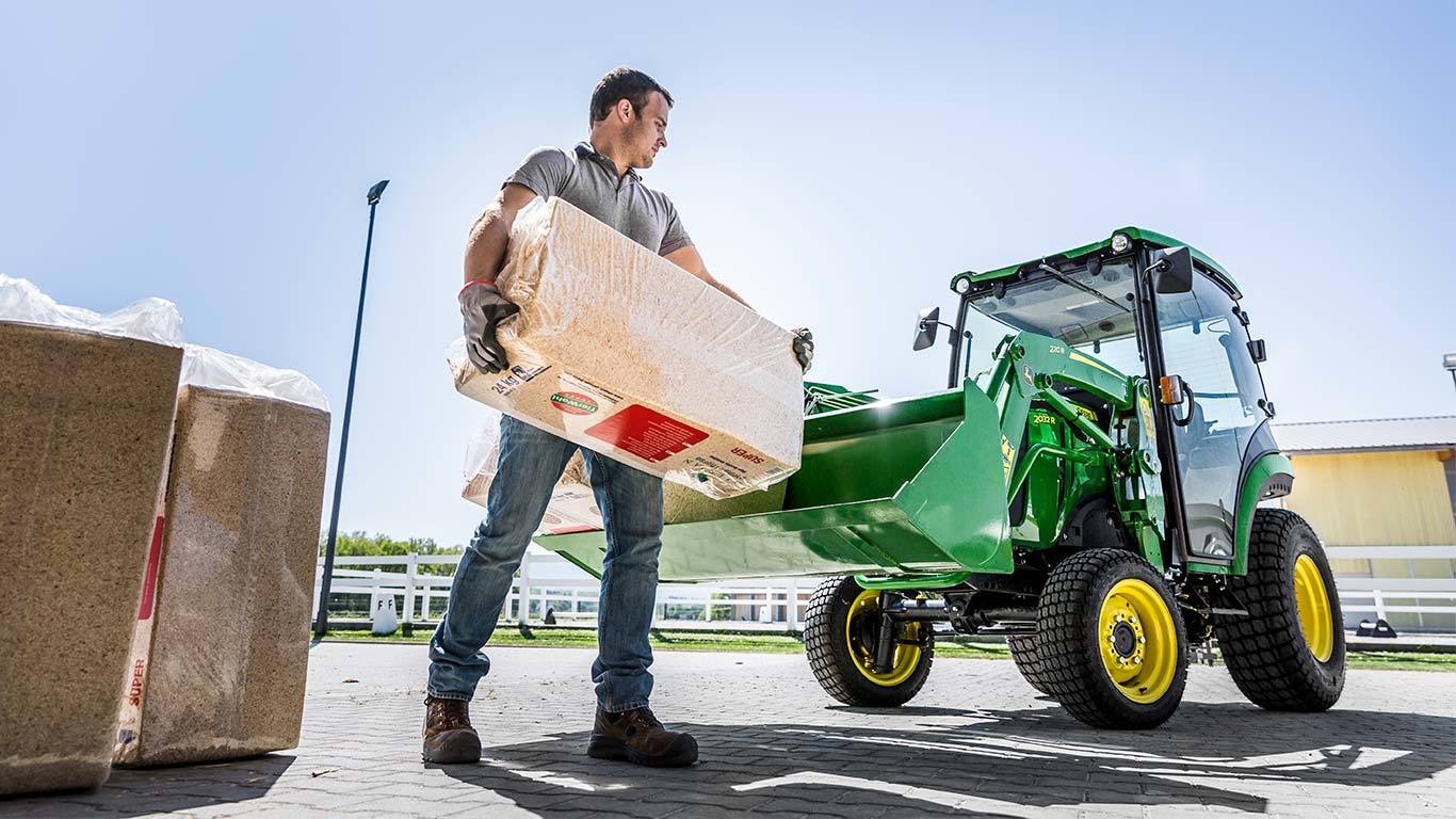 Kompakttraktor med 220R frontl&aelig;sser