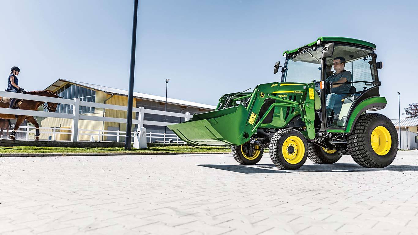 Kompakttraktor med 220R frontl&aelig;sser