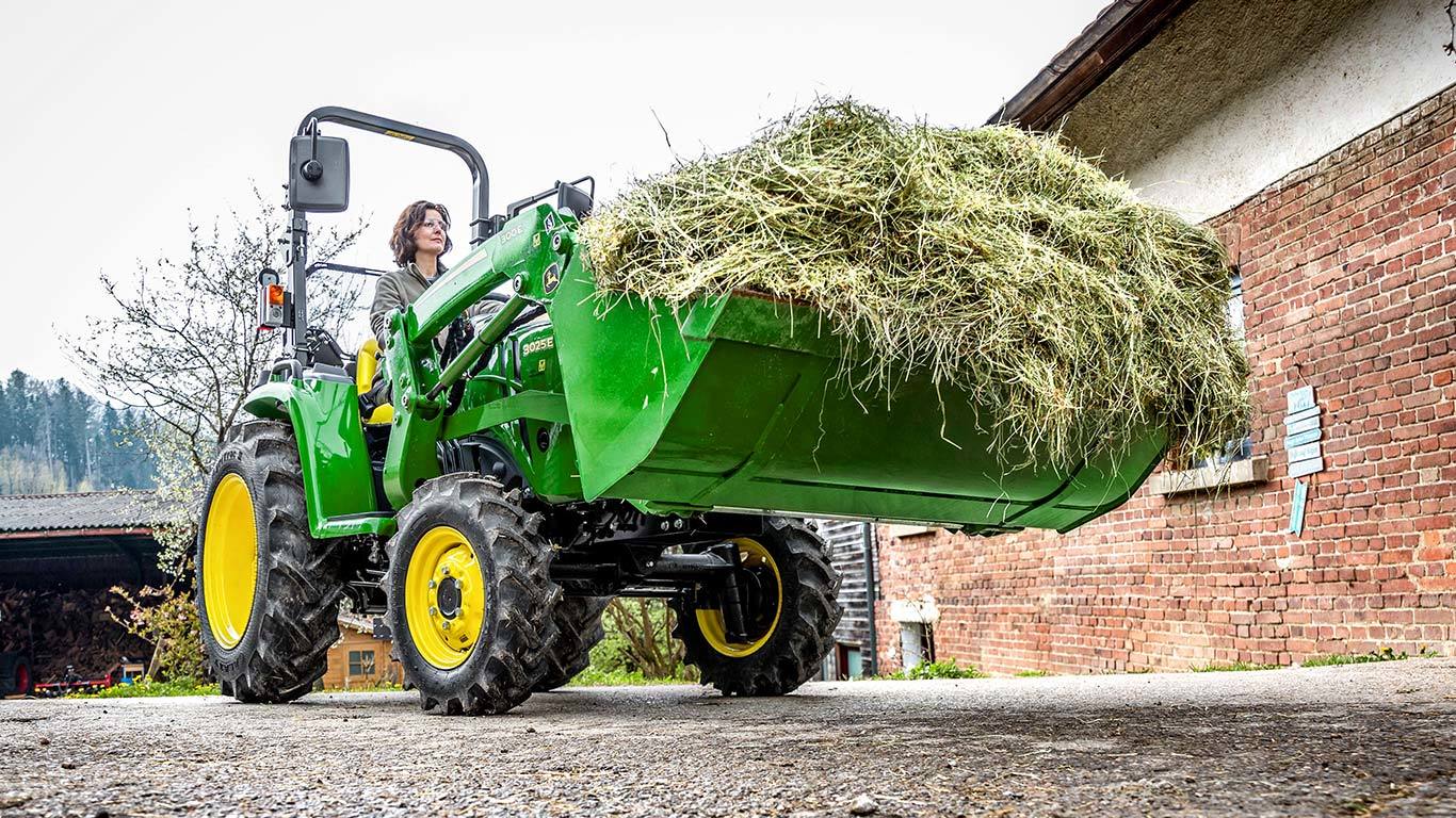 Kompakttraktor med 300E frontl&aelig;sser