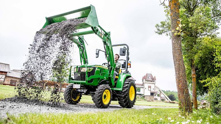 Kompakttraktor med 300E frontl&aelig;sser