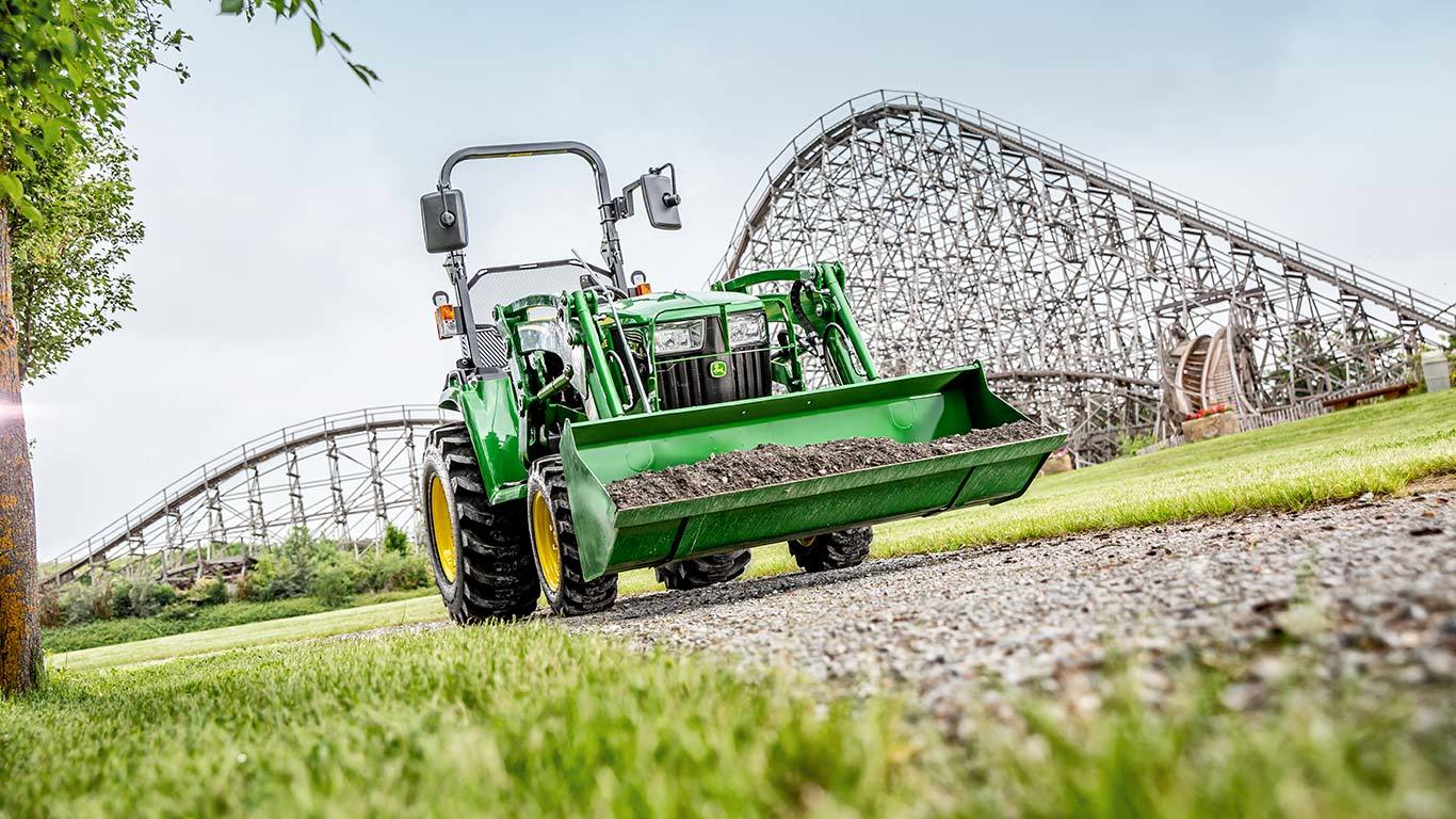 Kompakttraktor med 300E frontl&aelig;sser