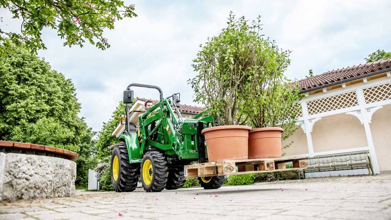 Kompakttraktor med 300E frontl&aelig;sser