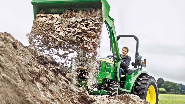 Kompakttraktor med 400E frontl&aelig;sser