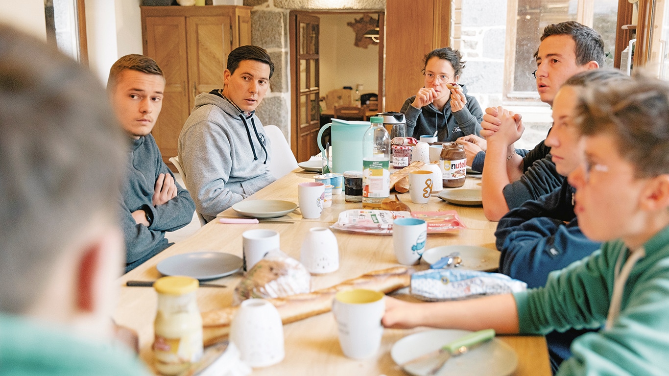 TILBYDER ET  ATTRAKTIVT  ARBEJDSMILJØ