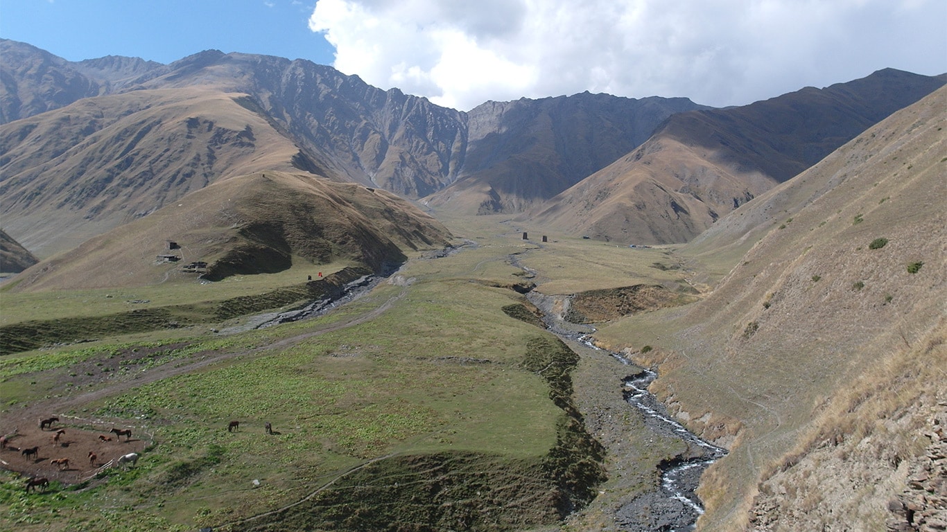 Den fjerntliggende Tusheti-region ligger i den nordøstlige del af Georgien, og afgrænses af bjergkæden Store Kaukasus.
