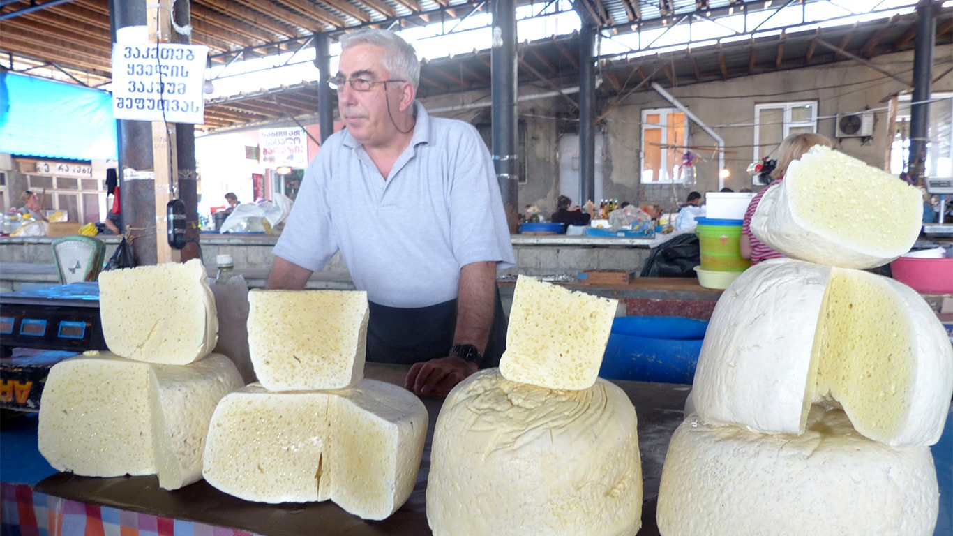 I Georgiens hovedstad Tbilisi koster denne specielle ost cirka 7 euro/kg.