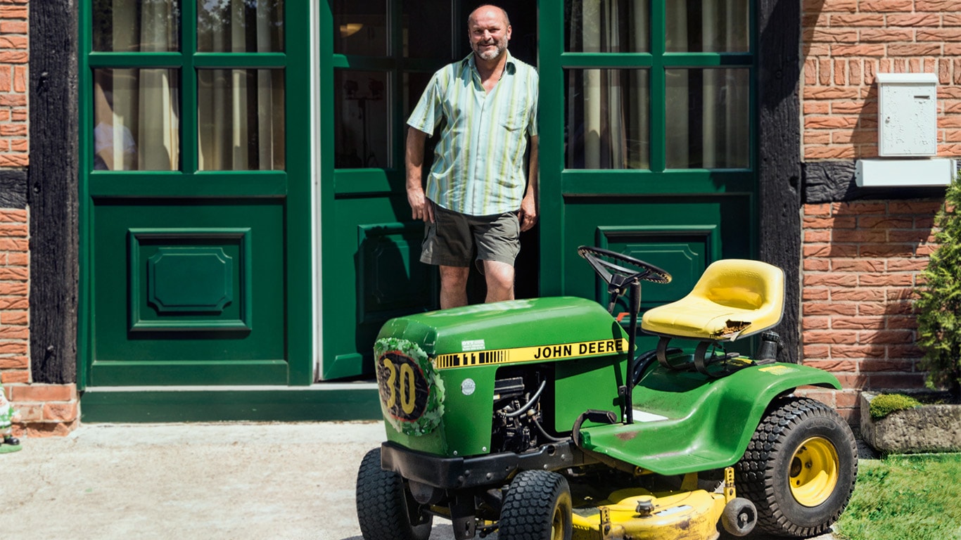 Gammel plænetraktor, Husejer, Kunde, Gammelt hus