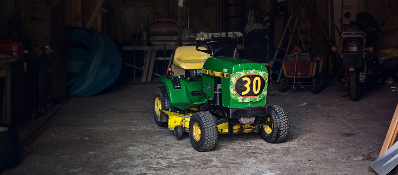 Gammel plænetraktor, Lade, Husejer