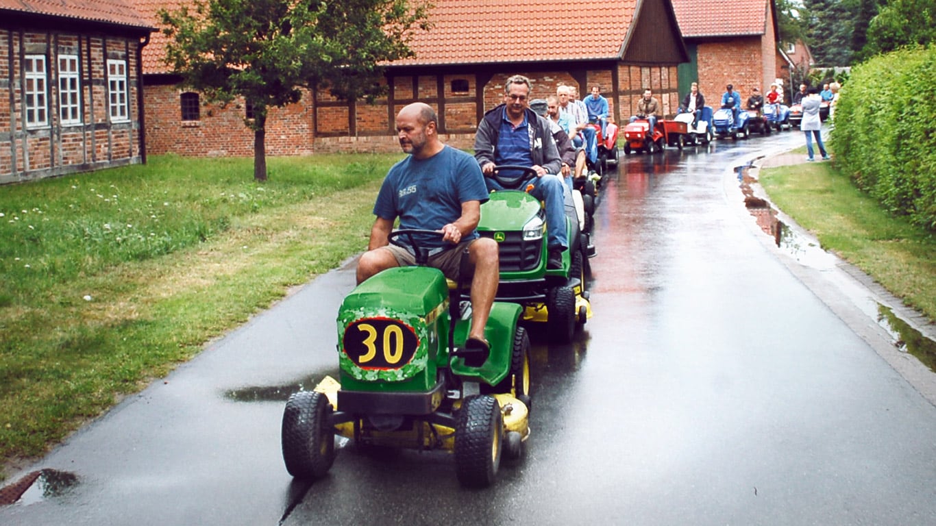 Gammel plænetraktor, Husejer, Landsby, Parade