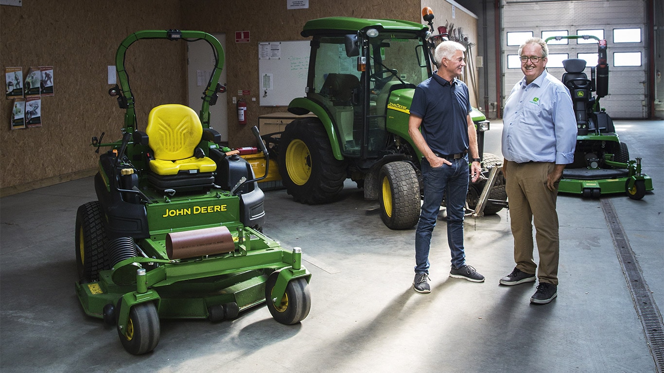 Erhvervsmæssig græsslåning, maskinhal, Zero Turn græsslåmaskine, kompakt utility-traktor, kunde, forhandler, snak