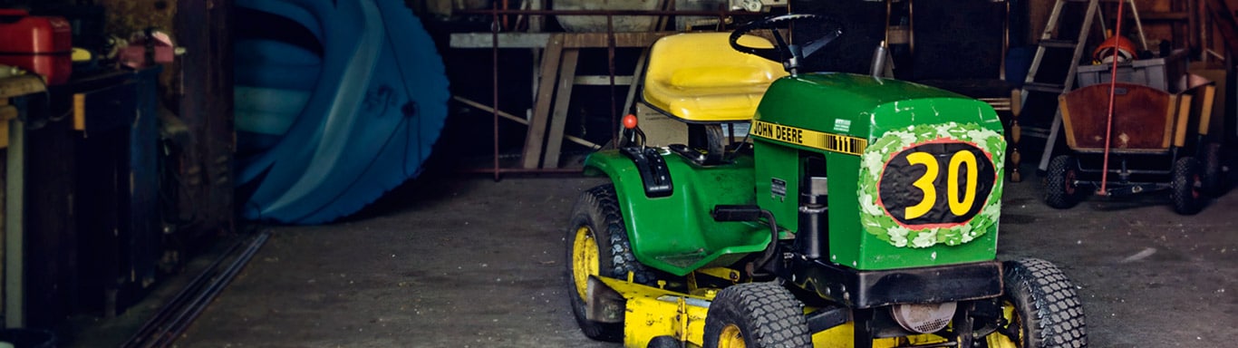 Gammel plænetraktor, husejer, lade