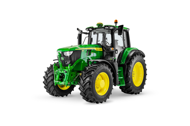 John Deere 6M 155-traktor isoleret på hvid baggrund med en kraftfuld fremtoning og brede dæk