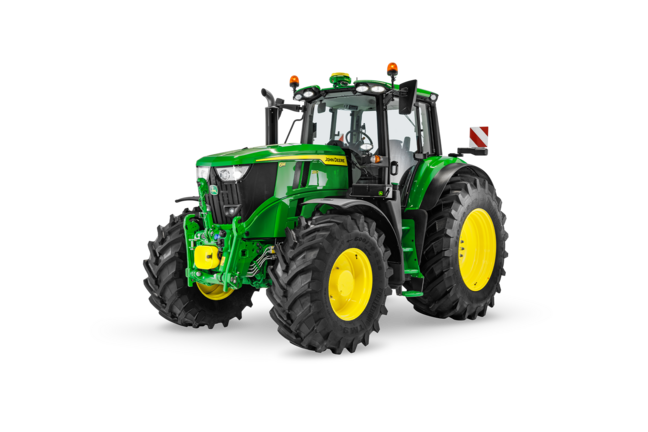Studiebillede af John Deere 6M 180 traktor med trekvart vinkel foran og robust dækopsætning