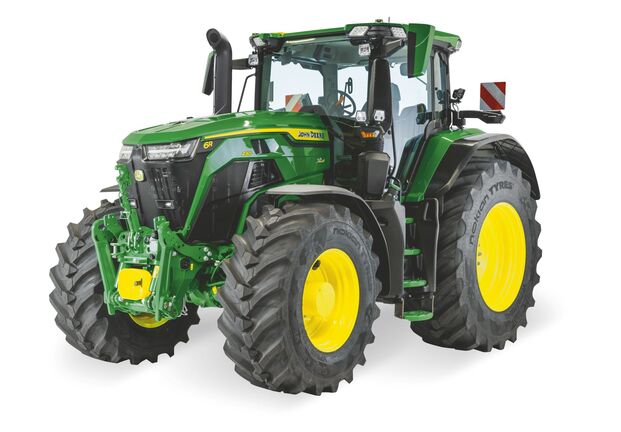 John Deere 6R-traktor med lukket førerhus og store landbrugsdæk, vist i et studiebillede for moderne landbrugsdrift.