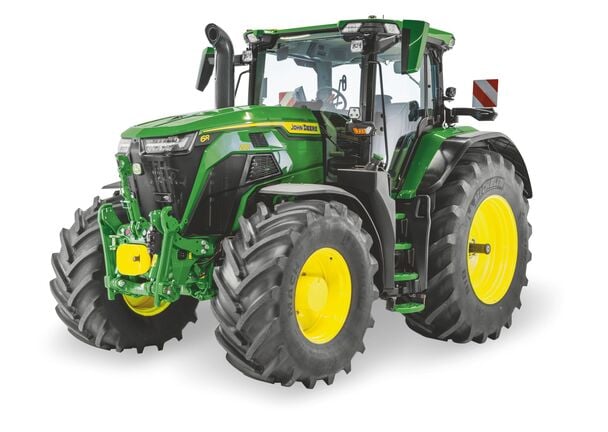 John Deere 6R-traktor med lukket førerhus og store landbrugsdæk, vist i et studiebillede for moderne landbrugsdrift.