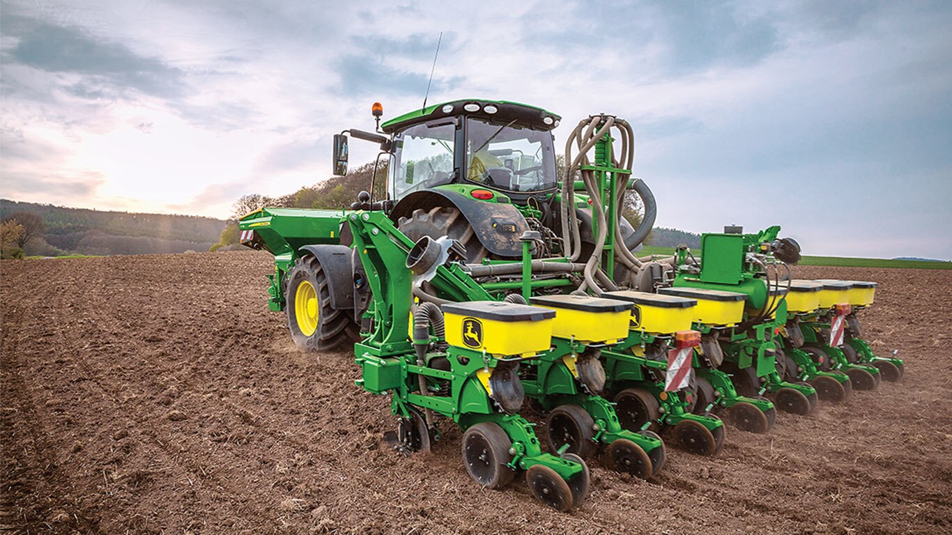 John Deere 6R traktor tr&aelig;kkende 1725NT 8 r&aelig;kkers planter