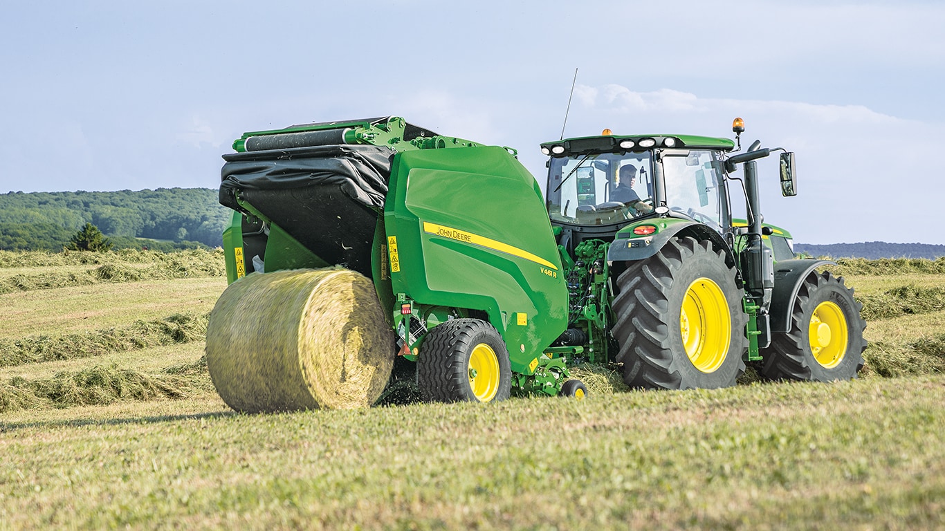 John Deere ballepresser med variabelt kammer V461R med 6R traktor