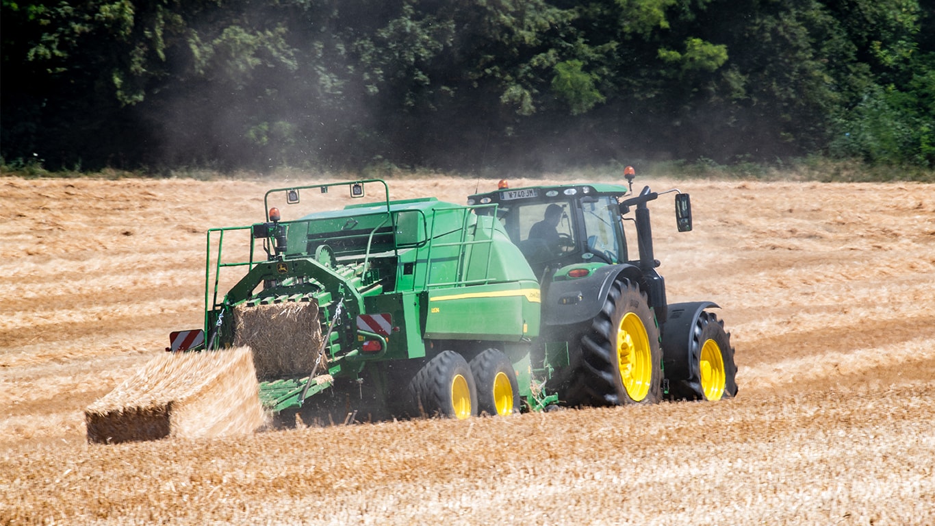 John Deere L634 storballepresser med 6R traktor i strå