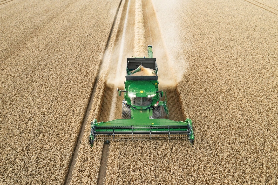 Mejetærskerens tømning af korn under høst af hvedemark med skærebord fungerer effektivt