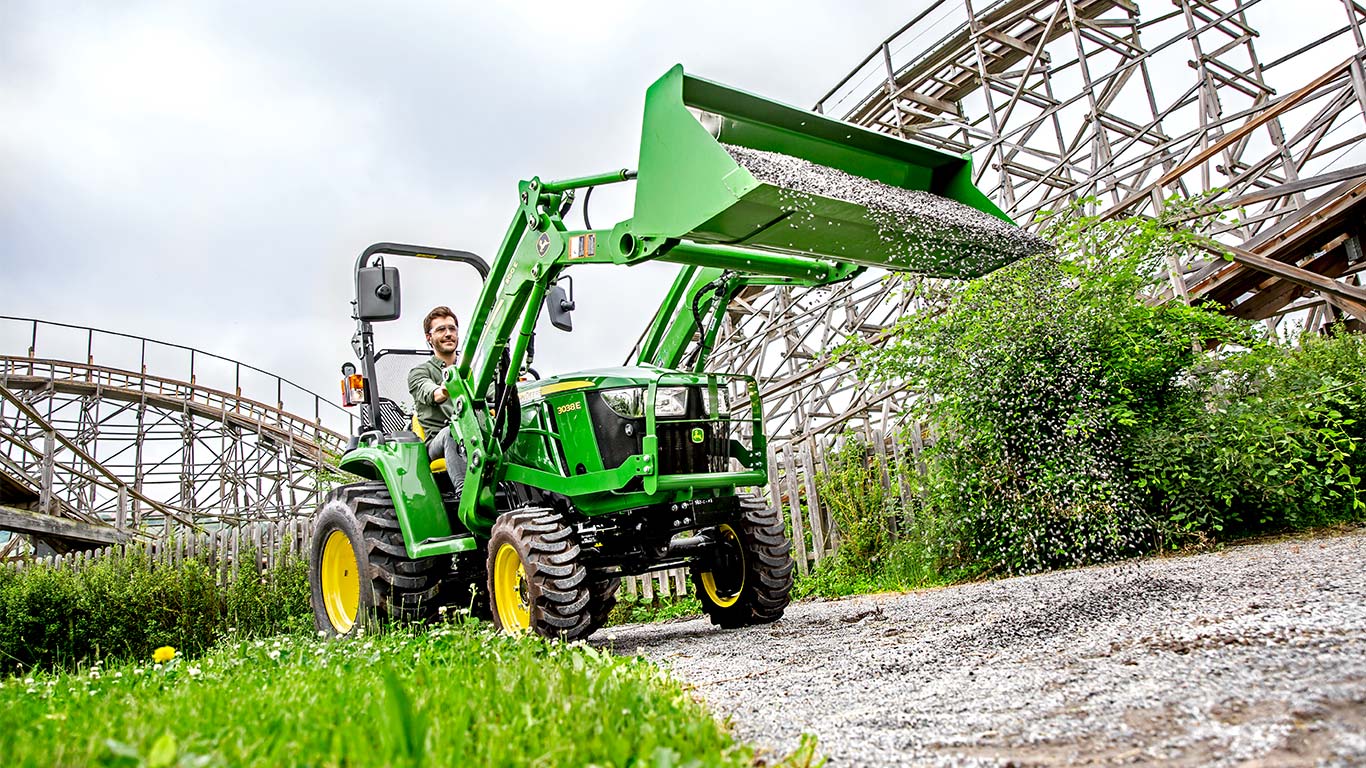 Kompakttraktor med E serie læsser på larvefødder