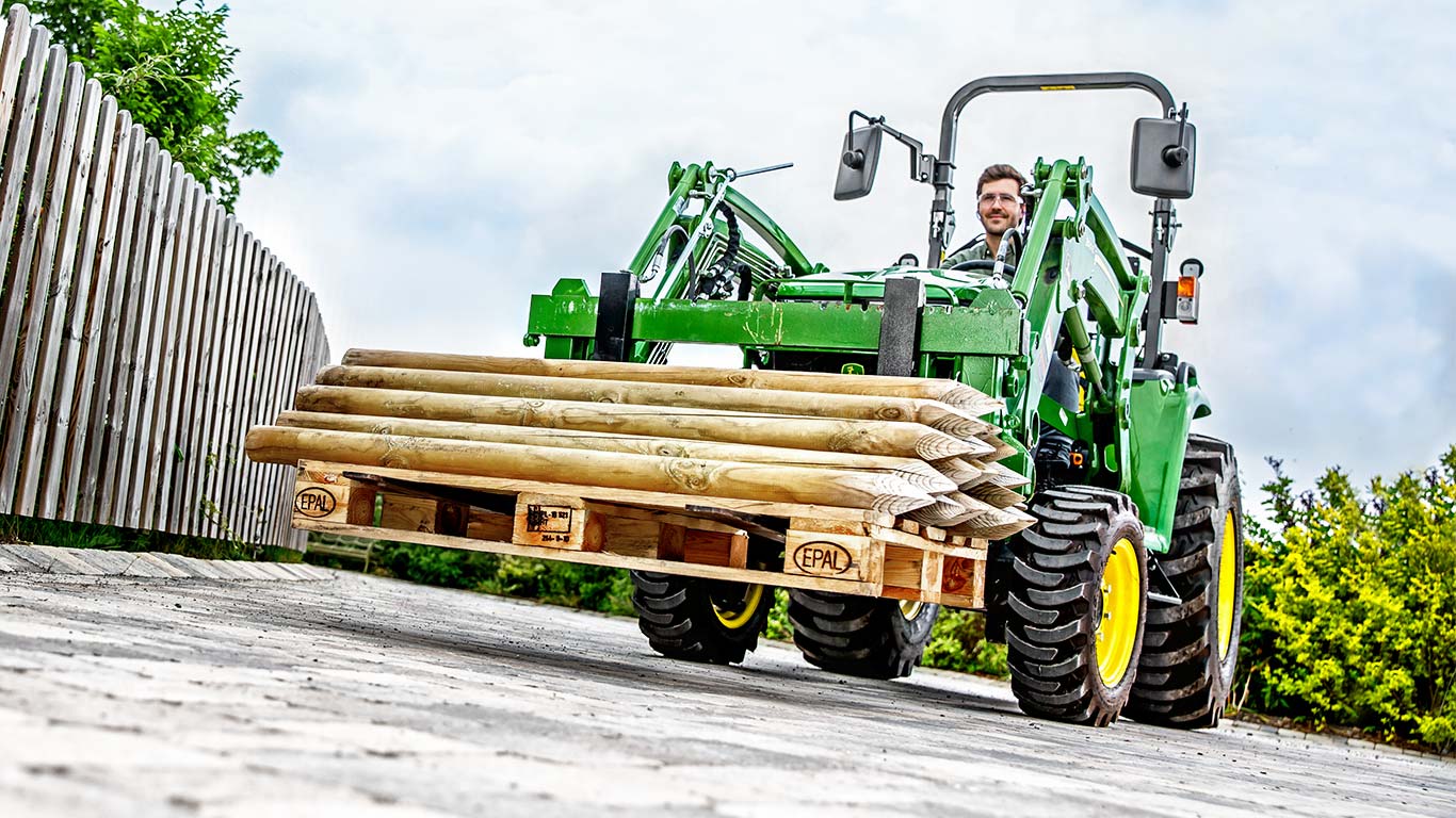 Kompakttraktor med 300E MSL læsser på larvefødder