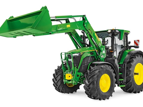 John Deere traktor med frontlæsser sænket og skovl monteret, isoleret på hvid baggrund.