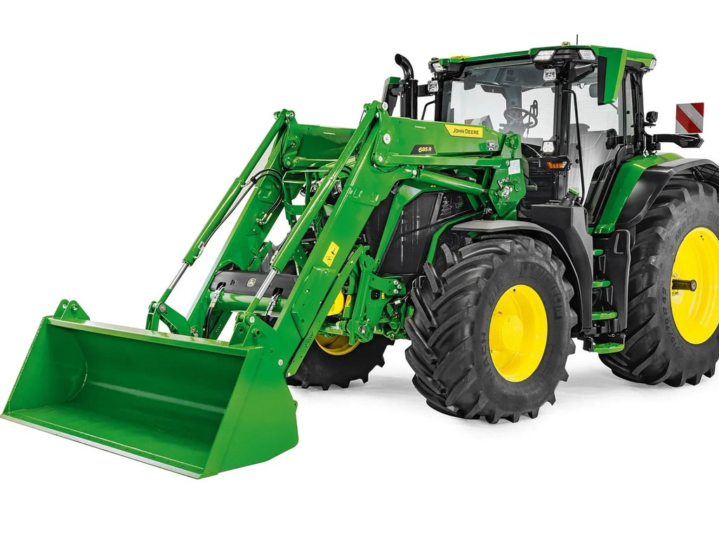 John Deere traktor med forlænget frontlæsser og skovl, studiobillede, der fremhæver læsserens rækkevidde og løftehøjde.