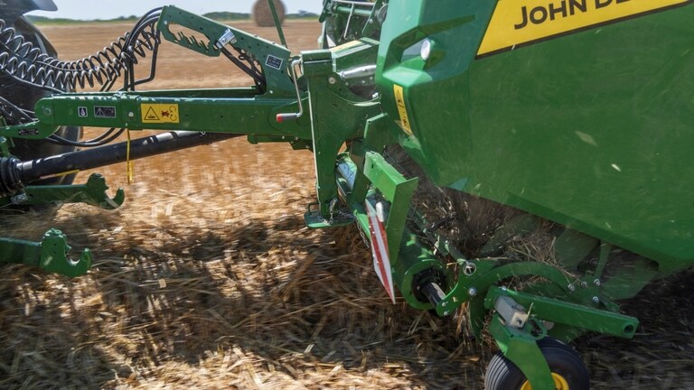 Højkapacitetspickup på en John Deere VR-ballepresser, der samler et kæmpestort halmskår op