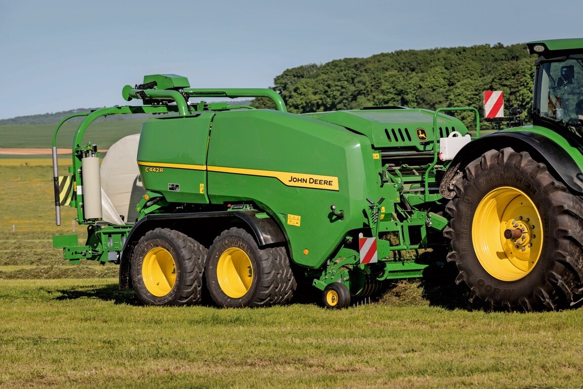 John Deere C442R kombipresser, der laver ensilageballer med høj presningsgrad