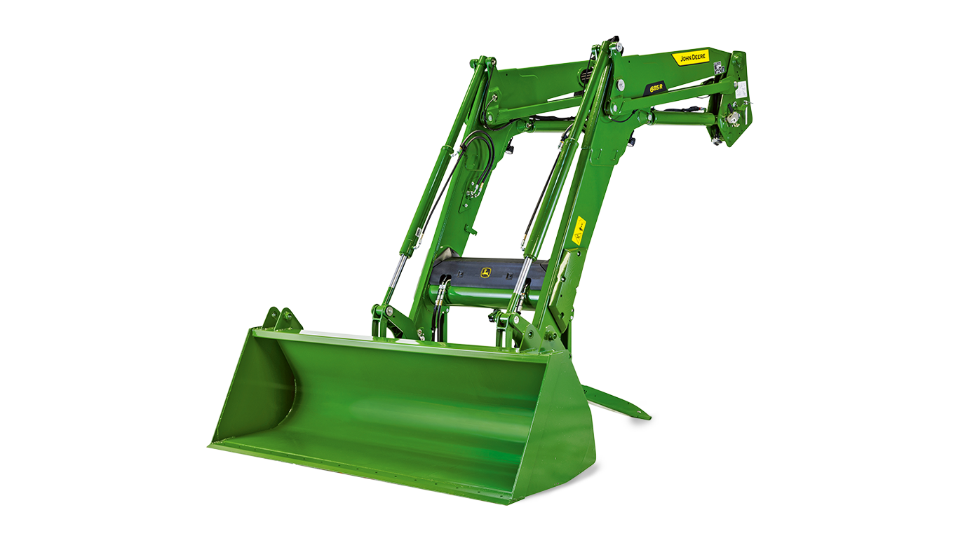 Grøn John Deere traktor med frontlæsser hævet, vist på hvid baggrund for detaljeret visning af landbrugsudstyr.