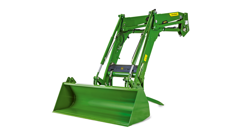 Grøn John Deere traktor med frontlæsser hævet, vist på hvid baggrund for detaljeret visning af landbrugsudstyr.
